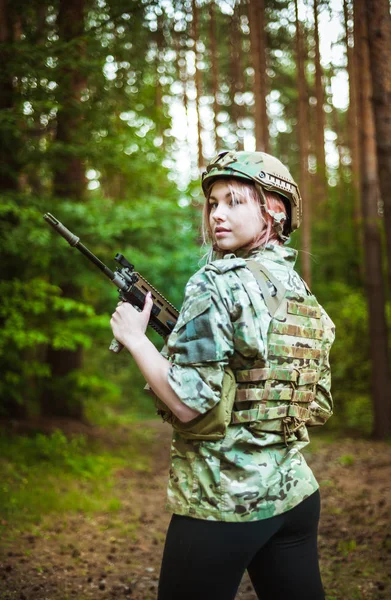 Hermoso retrato de una chica sosteniendo un arma — Foto de Stock