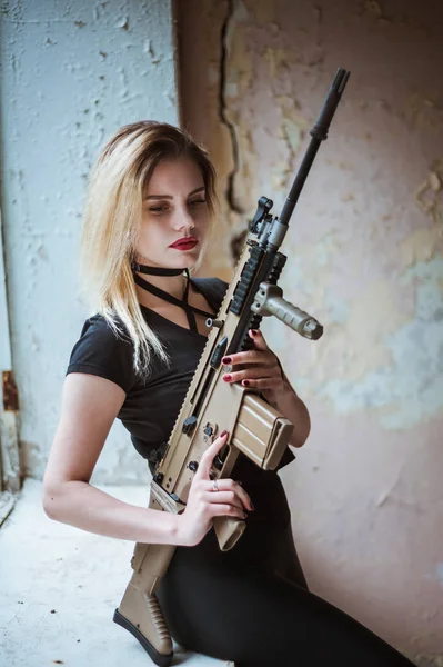 Beautiful portrait of a girl holding a gun — Stock Photo, Image