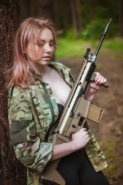 一个女孩拿着枪的美丽肖像 — 图库照片