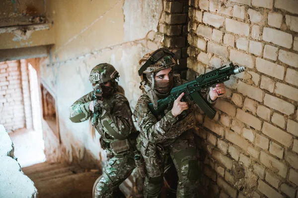 Retrato militar de chicas en las manos que sostienen un rifle — Foto de Stock