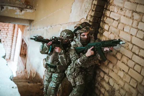 Retrato militar de chicas en las manos que sostienen un rifle — Foto de Stock