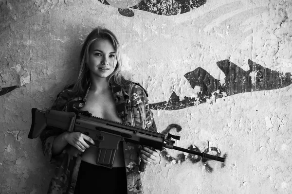 Hermoso retrato de una chica sosteniendo un arma — Foto de Stock