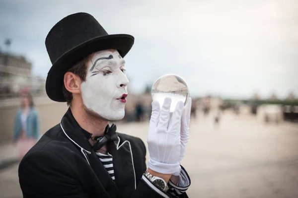 Mime on the street waiting to meet with his lover — Stock Photo, Image