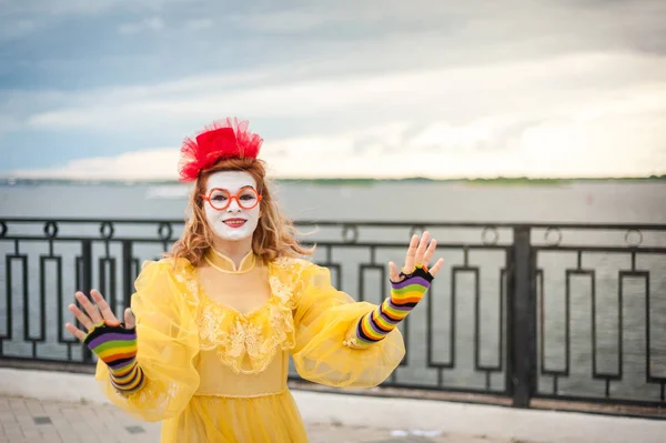 Straßenmime, der versucht, in der Luft zu schweben — Stockfoto