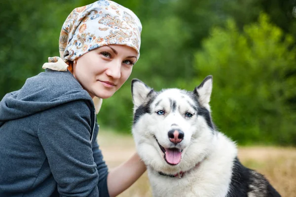 Bir köpek ile Parkta yürürken genç bir kız, d sarılma