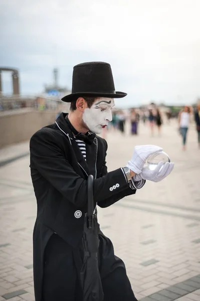 Mime auf der Straße wartet auf Treffen mit seiner Geliebten lizenzfreie Stockfotos