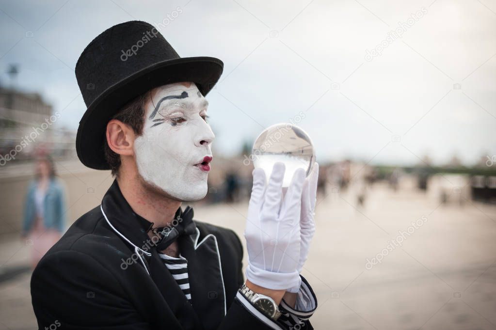 Mime on the street waiting to meet with his lover