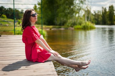 Sunny Park'ta yürüyen kırmızı elbiseli güzel esmer