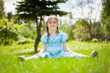 bir Sunny Park'ta yürürken eğlenceli sevimli küçük kız