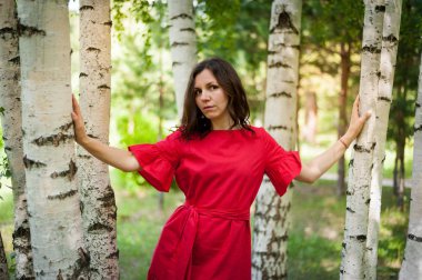 Sunny Park'ta yürüyen kırmızı elbiseli güzel esmer