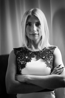 Işıkların arka planda poz genç kız