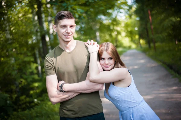 Junges Paar spaziert durch den Park — Stockfoto