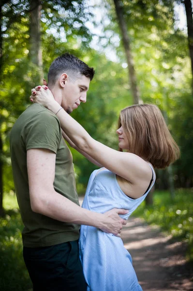 Junges Paar spaziert durch den Park — Stockfoto