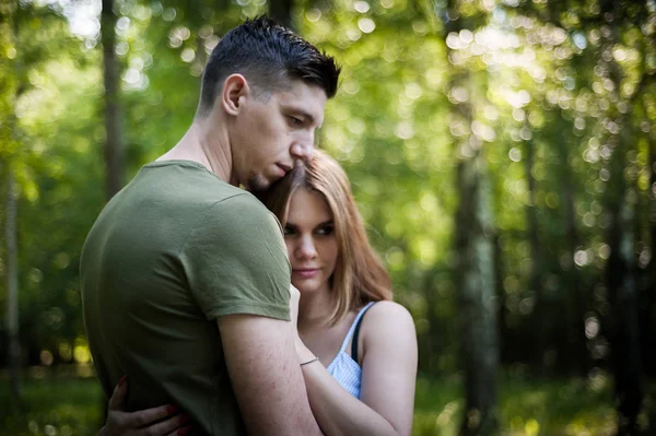 Young Couple Walking In The Park — Stock Photo, Image