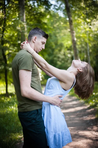 Junges Paar spaziert durch den Park — Stockfoto