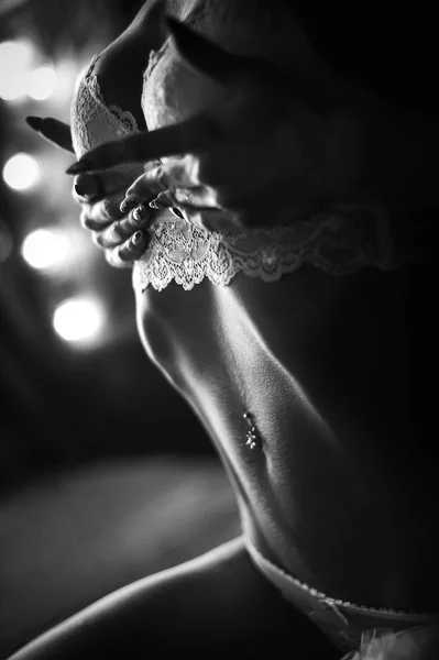 Mulher erótica em lingerie posando no estúdio — Fotografia de Stock