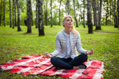 Genç anne ve çocuk yaz Parkı'nda yürüyüş