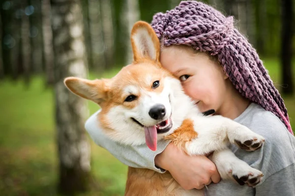 Menina bonita anda com um filhote de cachorro em um parque de verão — Fotografia de Stock