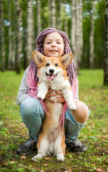 Güzel kız bir yaz Parkı'nda bir köpek yavrusu ile yürüyor
