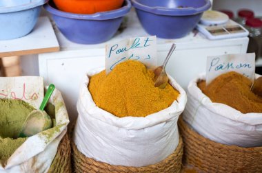 Yerel pazarda çanta renkli baharatlar çeşitli.