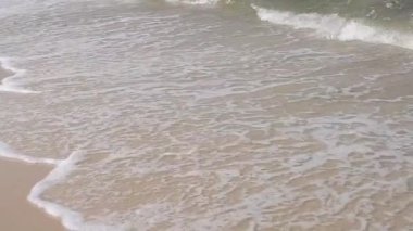 güzel kumlu plaj ve yumuşak mavi okyanus dalga