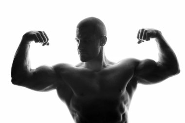 Siyah arka planda duran sporcu, spor yapıyor.