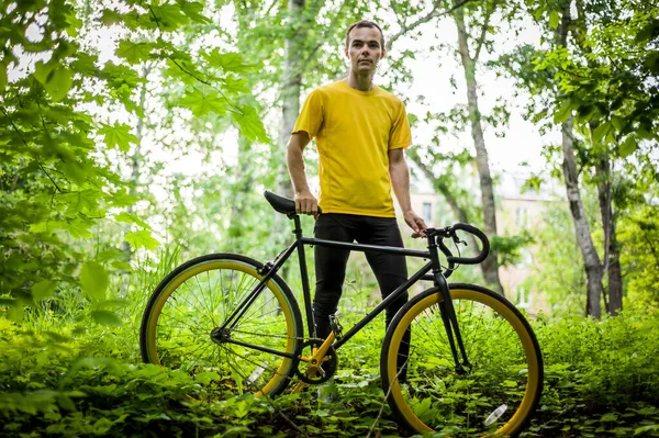 Een Jonge Man Stopte Rusten Met Zijn Fiets Een Openbaar — Stockfoto