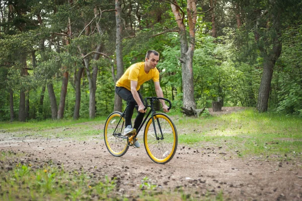 Портрет Молодого Человека Движущегося Велосипеде Общественном Парке Среди Деревьев Деревьев — стоковое фото