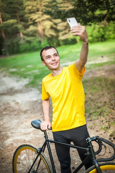 Młody Człowiek Robi Sobie Selfie Rowerem Parku Publicznym Wśród Drzew — Zdjęcie stockowe