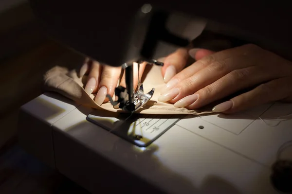 Mujer Está Cosiendo Con Máquina Coser Costura Arte Sujetar Sujetar — Foto de Stock