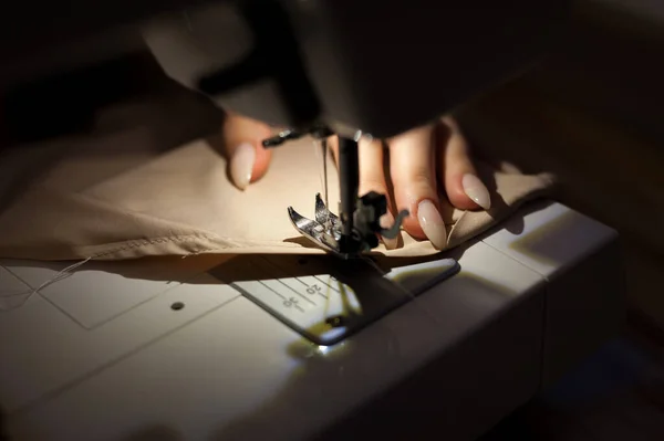 Mujer Está Cosiendo Con Máquina Coser Costura Arte Sujetar Sujetar — Foto de Stock