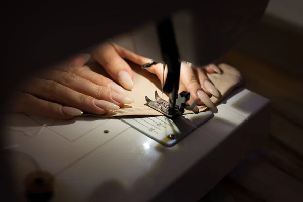 Mujer Está Cosiendo Con Máquina Coser Costura Arte Sujetar Sujetar — Foto de Stock