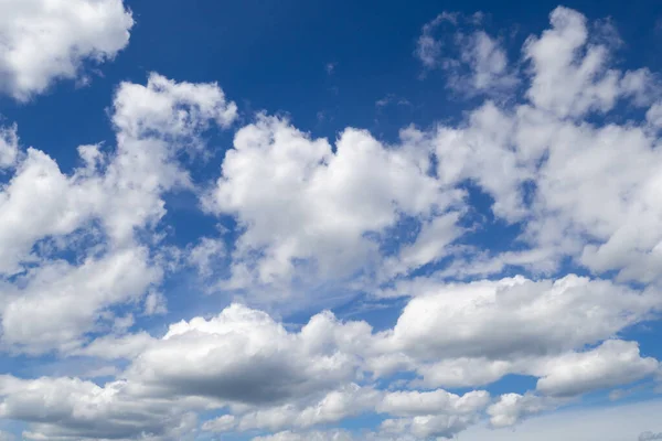 Białe Chmury Niebieskim Niebie — Zdjęcie stockowe