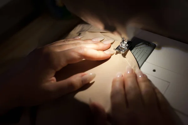 Mujer Está Cosiendo Con Máquina Coser Costura Arte Sujetar Sujetar — Foto de Stock