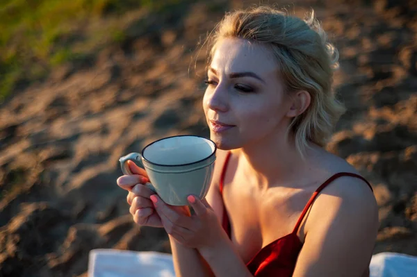Piękna Dziewczyna Nakryta Wieczorem Kratą Zachodzie Słońca Trzyma Kubek Herbaty — Zdjęcie stockowe