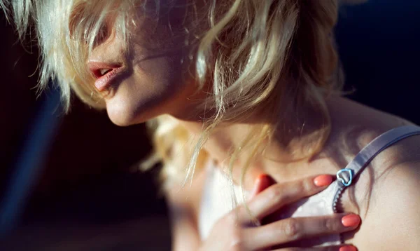 Erotik Çamaşırlı Bir Kız Parlak Güneş Işınlarının Arka Planında Poz — Stok fotoğraf