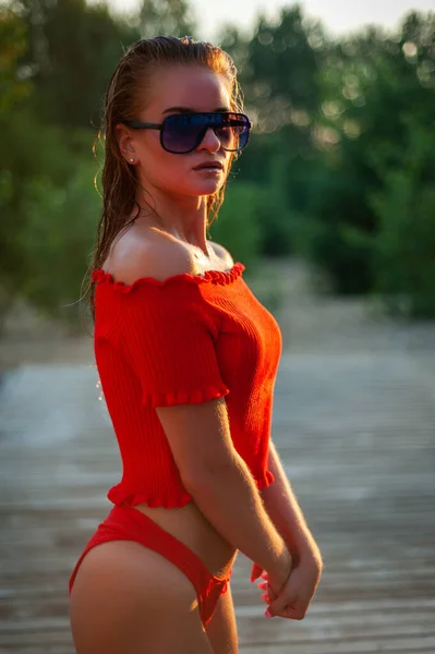 Krásná Brunetka Model Červeném Svetru Tmavé Brýle Pózuje Před Kamerou — Stock fotografie