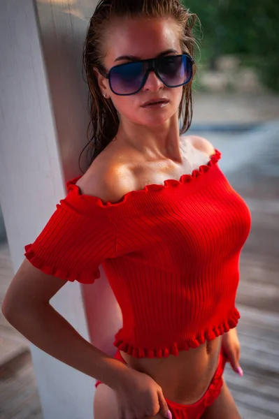 Hermosa Modelo Morena Suéter Rojo Gafas Oscuras Posa Delante Cámara —  Fotos de Stock