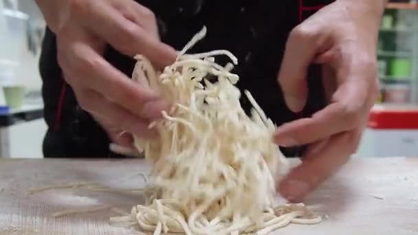 Cozinheiro Homem Casaco Preto Preparando Macarrão Casa Embrulha Com Mãos — Vídeo de Stock