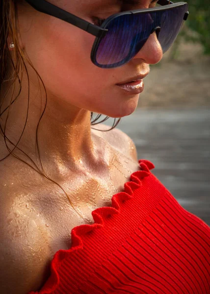 Gyönyörű Barna Modell Piros Pulóverben Sötét Szemüvegben Pózol Kamera Előtt — Stock Fotó