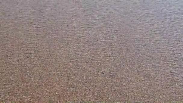 海浪在海岸上翻滚 从海岸线拍摄大海的录像 — 图库视频影像