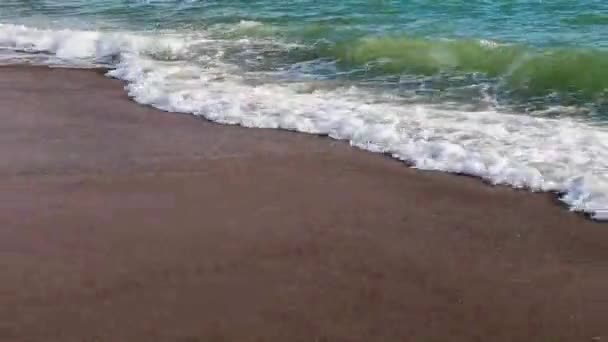 Θαλασσινά Κύματα Κυλούν Στην Ακτή Βιντεοσκόπηση Της Θάλασσας Από Την — Αρχείο Βίντεο