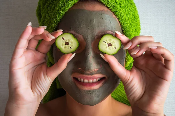 Bella Giovane Donna Con Maschera Facciale Sul Suo Viso Tenendo — Foto Stock