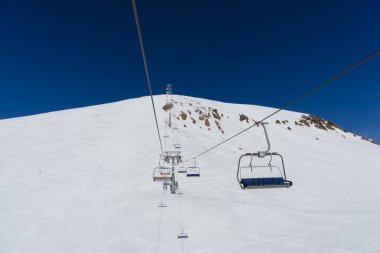 Gudauri, Gürcistan - 16 Şubat 2016: Gudauri, Gürcistan 'da hiç kimse kayak asansörüne tırmanmaz.
