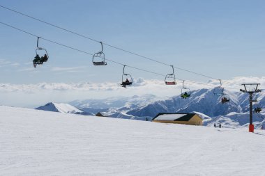 Gudauri, Gürcistan - 16 Şubat 2016: İnsanlar Gudauri, Gürcistan 'da kayak asansörüne tırmanıyor.