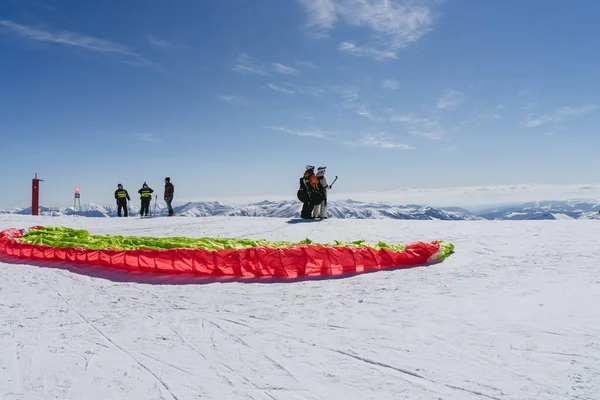 Gudauri Georgia Febbraio 2016 Parapendio Con Bellissimi Paesaggi Nuvolosi — Foto Stock