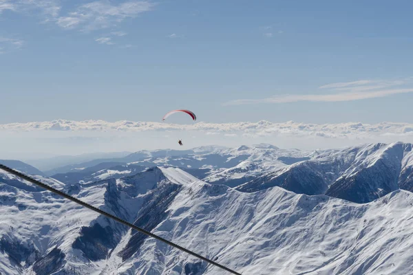 Gudauri Gürcistan Şubat 2016 Güzel Bulutlu Arka Plan Paragliding — Stok fotoğraf