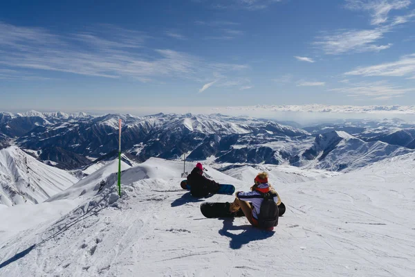 Gudauri Gruzja Lutego 2016 Snowboardziści Zjeżdżają Stoku Ośrodka Narciarskiego Gudauri — Zdjęcie stockowe
