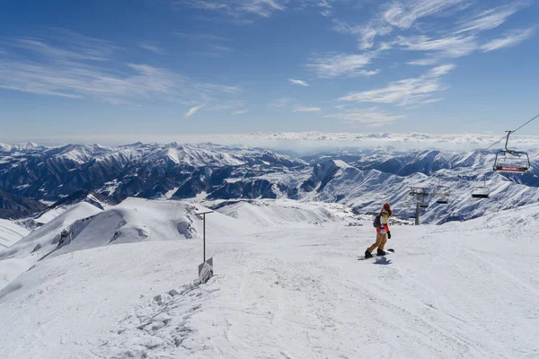 Gudauri Georgia Febbraio 2016 Gli Snowboarder Stanno Scivolare Lungo Pendio — Foto Stock