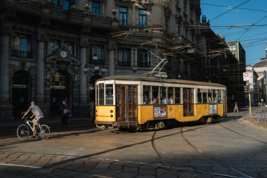 Milan, İtalya - 10 Ağustos 2016: Milano caddesi boyunca sarı tramvay turları.